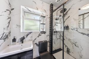 Modern and Comfortable Spacious 3 Bedroom House with Large Private Garden