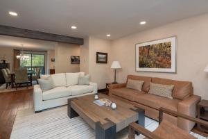 Aspen Riverfront 2 BR Pool and Hot Tub