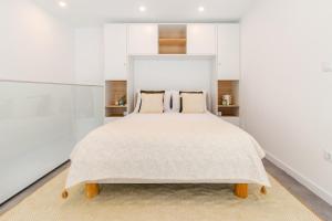 Iconic White Loft - Avenida