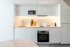 Iconic White Loft - Avenida