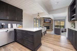 Ski-In Ski-Out Snowmass 2BR Condo with Hot Tub