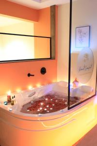Orange Blossom 5 min Airport Jacuzzi Suite, Massager