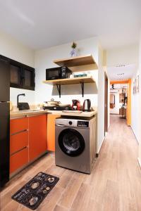 Orange Blossom 5 min Airport Jacuzzi Suite, Massager