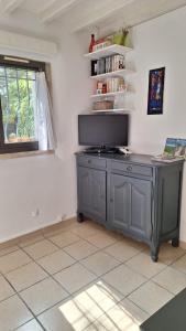 Appartements studio charmant et calme villeneuve les avignon entree et cour independantes climatisation piscine parking : photos des chambres