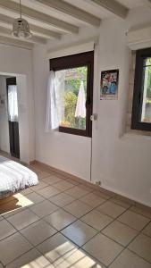 Appartements studio charmant et calme villeneuve les avignon entree et cour independantes climatisation piscine parking : photos des chambres