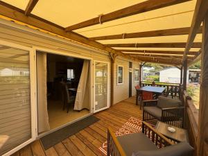 Maisons de vacances Nouveau bungalow No 575 Camping 4 etoiles Lac des Reves : photos des chambres