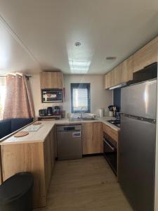 Maisons de vacances Nouveau bungalow No 575 Camping 4 etoiles Lac des Reves : photos des chambres