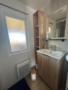 Maisons de vacances Nouveau bungalow No 575 Camping 4 etoiles Lac des Reves : photos des chambres