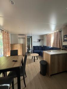 Maisons de vacances Nouveau bungalow No 575 Camping 4 etoiles Lac des Reves : photos des chambres