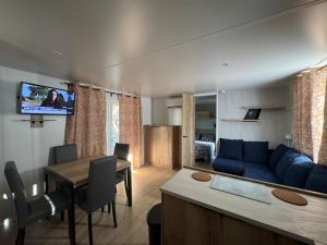 Maisons de vacances Nouveau bungalow No 575 Camping 4 etoiles Lac des Reves : photos des chambres