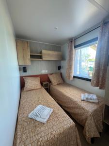 Maisons de vacances Nouveau bungalow No 575 Camping 4 etoiles Lac des Reves : photos des chambres