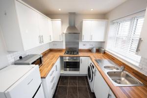 Two Double Bed Coach House with Parking Fast WiFi