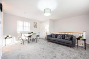 Two Double Bed Coach House with Parking Fast WiFi