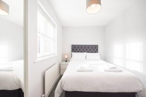 Two Double Bed Coach House with Parking Fast WiFi