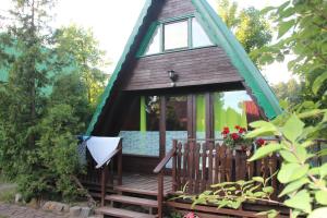 Domki pod lasem blisko morza