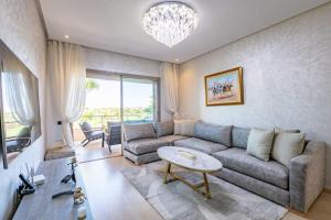 Spacious Apartment, Golf & Pool