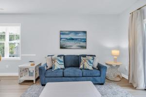 Lakefront Condo w Huge Waterfront Pool Hot Tub