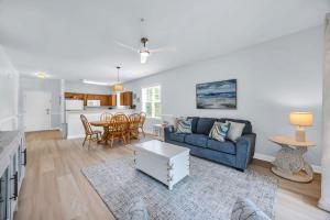 Lakefront Condo w Huge Waterfront Pool Hot Tub