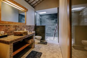 Stylish 3BR Villa in Central Berawa Canggu - near Finns