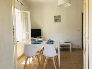 F3 jardin, parking, terrasse à 80 m de la plage à Saint cyr sur mer