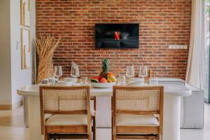 Stylish 3BR Villa in Central Berawa - near Finns