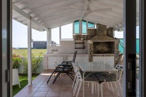 Beachside 2BR Villa with Garden & BBQ in Pervolia