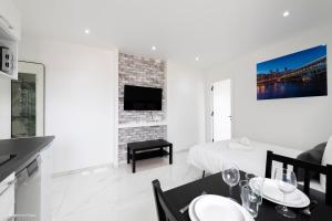 Moderne F2 proche ORLY, Paris