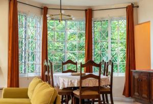 Pampered In Paradise Columbus Heights 2 BR penthouse condo near Ian Fleming airport