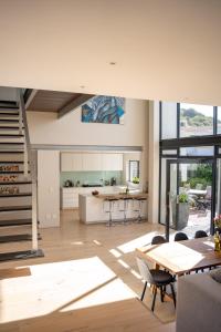 Villa Rhulani & Protea Suite - Luxurious Villa with Sea and Mountain Views, Pool & Inverter