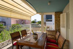 MY DALMATIA - Vacation house Maslenica with sea view terrace