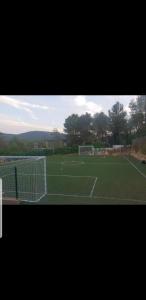 Casa chalet rustica con piscina y campo de futbol