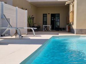 Chambre Lit Queen-Size - Vue sur Piscine