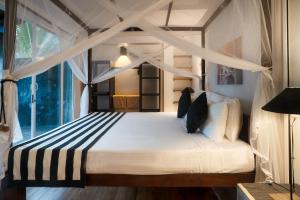 White parrot beach villa