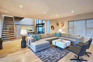 Villa Rhulani & Protea Suite - Luxurious Villa with Sea and Mountain Views, Pool & Inverter