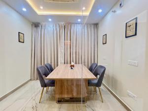 Luxury Apartment with Ganga View