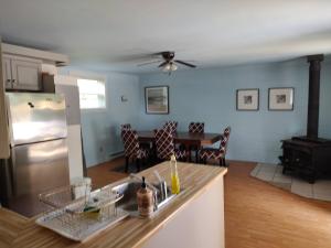 Sunset Cottage, 3 min walk to beach, sleeps 7