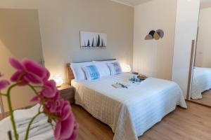 Levante Home nel colorato Porto di Pesaro Mare by Yohome