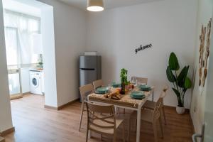 Levante Home nel colorato Porto di Pesaro Mare by Yohome