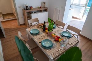 Levante Home nel colorato Porto di Pesaro Mare by Yohome