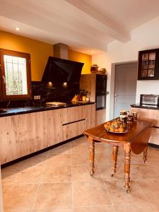 B&B / Chambres d'hotes La Bastide des Romarins : Maison de Vacances 3 Chambres 