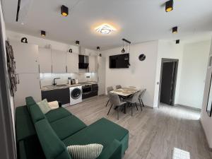 SummarY Flat In Center