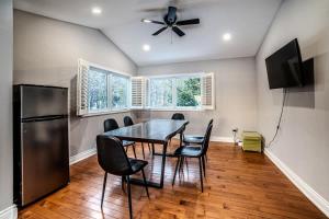 6 Bedroom Lakefront Main House in Sand Bay