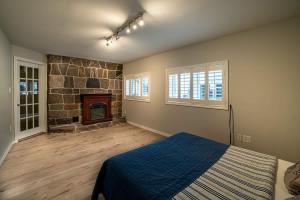 6 Bedroom Lakefront Main House in Sand Bay