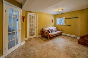 6 Bedroom Lakefront Main House in Sand Bay