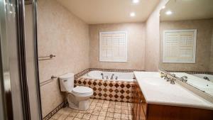 6 Bedroom Lakefront Main House in Sand Bay