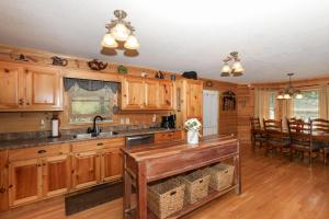 3-Story Private Cabin with Hot Tub and Fire Pit