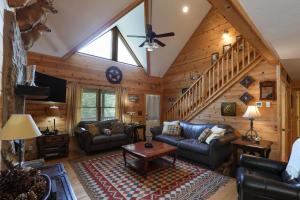 3-Story Private Cabin with Hot Tub and Fire Pit