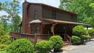 3-Story Private Cabin with Hot Tub and Fire Pit