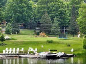 Lake Muskoka Deluxe 2-bdrm Cottage - Pier 100 #60