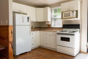 Lake Muskoka Deluxe 2-bdrm Cottage - Pier 100 #60